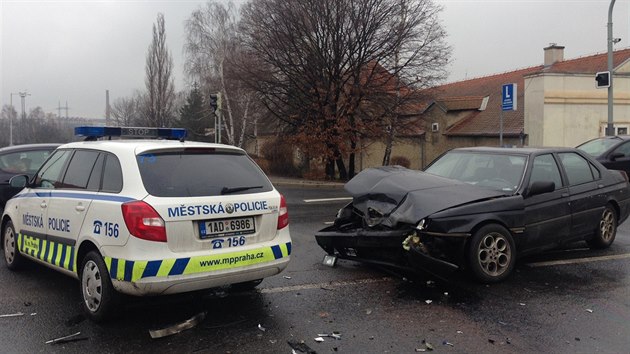 V Bchovicch se srazilo auto mstsk policie s osobnm autem.