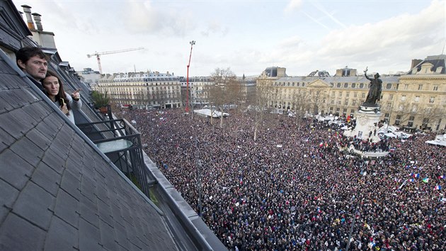 Pozůstalí, politici a statisíce lidí. Paříž pochoduje proti teroru (11. ledna)