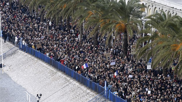 Tich pochod podl ple ve mst Nice za obti teroristickch tok.