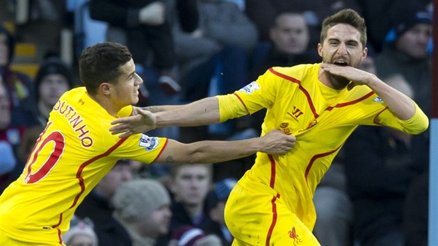 Fabio Borini (vpravo) oslavuje s Philippem Coutinhem, spoluhrem z Liverpoolu, svoji trefu do st Aston Villy.