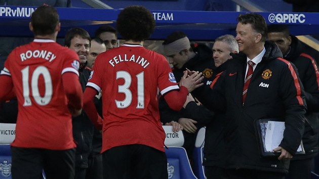 Marvn Fellaini pibh oslavit svj gl z utkn proti Queens Park Rangers k lavice, kde se raduje i trenr Louis van Gaal.