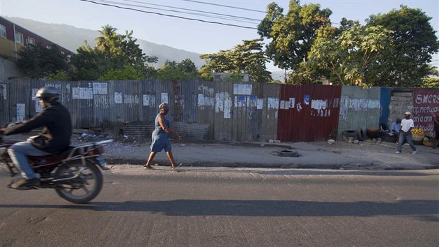 Pozstatky po obchodu Twins v haitsk metropoli Port-au-Prince na snmcch z ledna 2010 (nahoe) a ledna 2015.