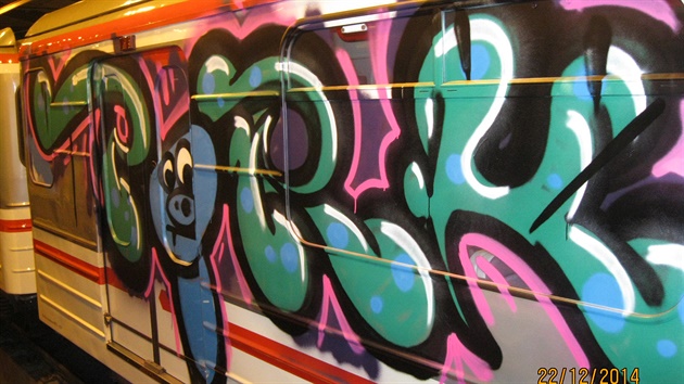 Graffiti pravidelně hyzdí i vozy metra.