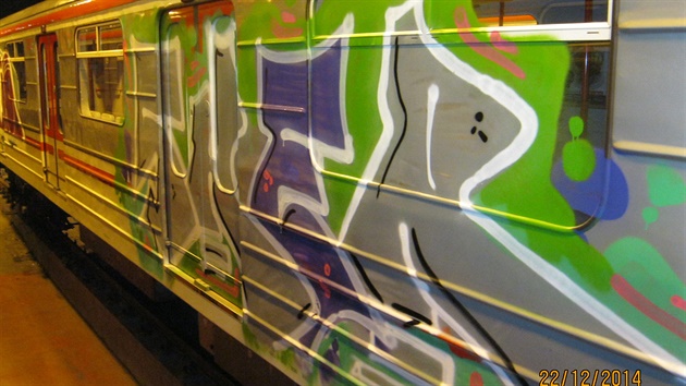 Graffiti pravideln hyzdí i vozy metra.