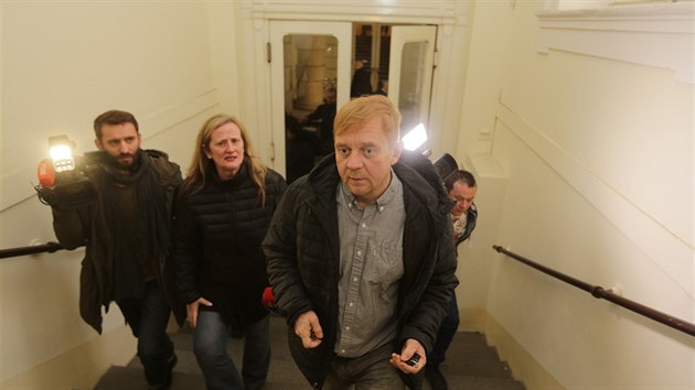 Herec Petr �tvrtn��ek u M�stsk�ho soudu v Praze (14. ledna 2015)