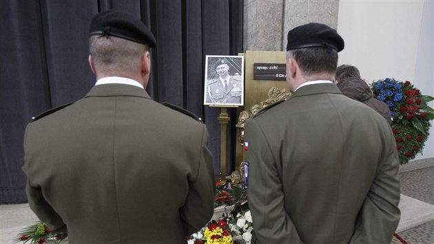 Lidé se ve strašnickém krematoriu v Praze rozloučili s veteránem z Afghánistánu Jiřím Schamsem (15. ledna 2015).