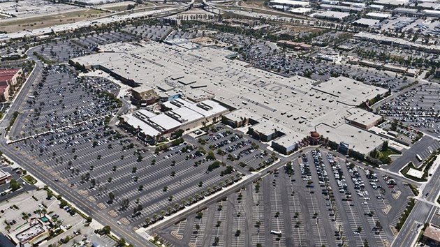 Nkter obchodn centra jsou opravdu ob, zde jedno nkupn centrum v Kalifornii. O vkendu potejte s plnm parkovitm.