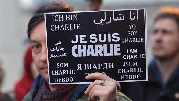 Pietn� shrom�d�n� p�ed francouzskou ambas�dou k uct�n� pam�tky ob�t� st�elby v pa��sk� redakci satirick�ho t�den�ku Charlie Hebdo se konalo 10. ledna.