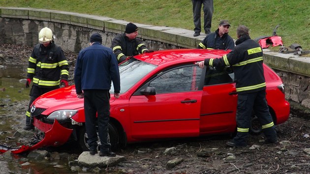 V praskm Bevnov sjelo patn zaparkovan auto do rybnka.