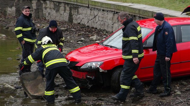 V praskm Bevnov sjelo patn zaparkovan auto do rybnka.