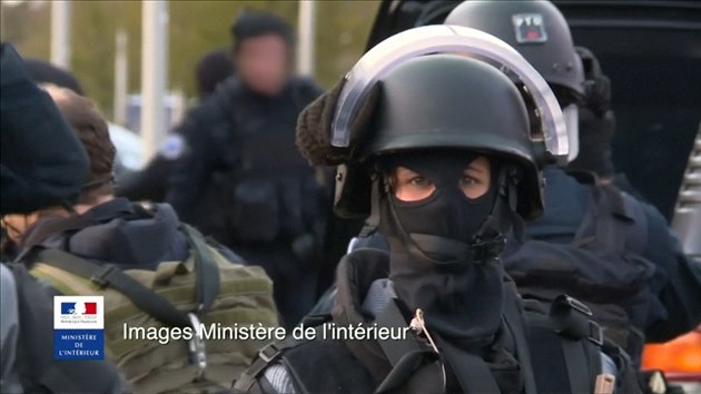 Policejn zbry ze zsah proti teroristm v Pai a Dammartin-en-Goele.