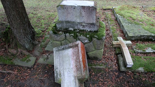Poničené hroby německých obyvatel na jihlavském Ústředním hřbitově.