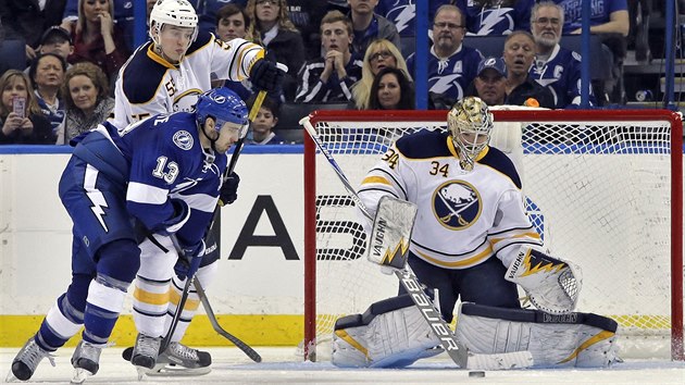 PI ZKROKU. esk brank Michal Neuvirth zasahuje proti stele pi utkn NHL v Tamp. Celkem si pipsal 45 zkrok, ale dvma glm nezabrnil a Buffalo podlehlo 1:2. Neuvirtha vak vyhlsili hvzdou zpasu.