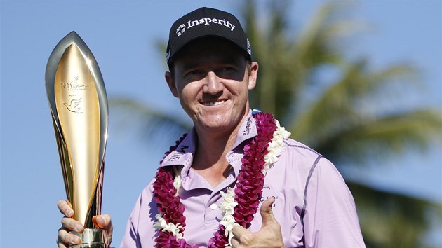 Jimmy Walker s vtznou trofej na turnaji v Honolulu