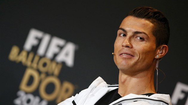 Portugalsk tonk Cristiano Ronaldo z Realu Madrid poslouch otzku na tiskov konferenci ped vyhlenm Zlatho me 2014.