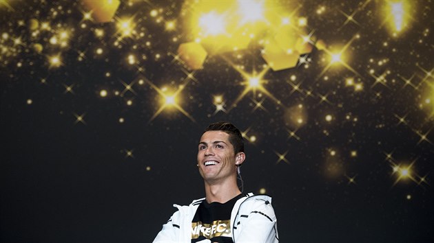 Portugalsk tonk Cristiano Ronaldo se smje na tiskov konferenci ped...