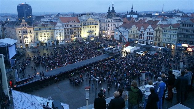 Nmst Republiky se ped zahjenm slavnostnho ceremonilu postupn zaplnilo lidmi.