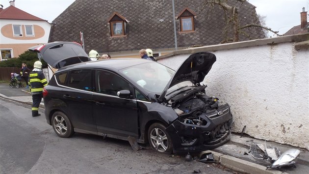 Ford C Max po nárazu do zdi v Jiráskov ulici v Domalicích.