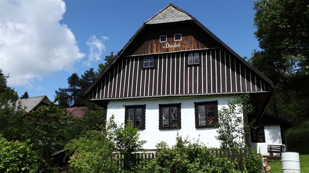 Chalupa v Hornch Štěpanicch s krčkovým zdivem z polnek je star přes 150 let.