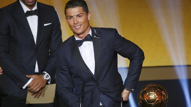 Cristiano Ronaldo pron e pot, co zskal potet Zlat m pro nejlepho fotbalistu roku.