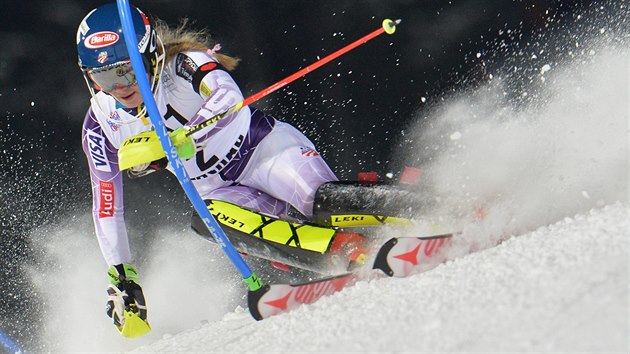 Americk lyaka Mikaela Shiffrinov na trati slalomu ve Flachau.