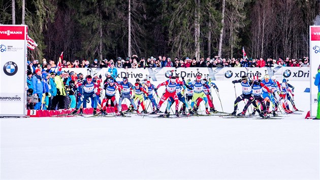 Start zvodu tafet biatlonist na Svtovm pohru v Ruhpoldingu.