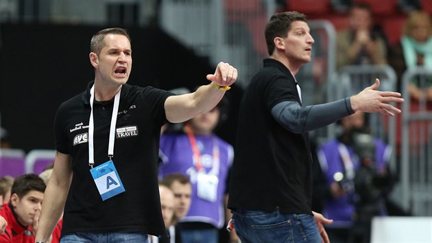 Čeští trenéři Jan Filip (vlevo) a Daniel Kubeš koučují tým v zápase s Francií.