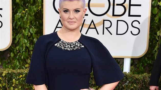 Kelly Osbourne na pedvn Zlatch glb vybrala tmav modr aty s vivkou z kolekce Edition by Georges Chakra.