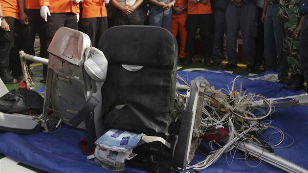 Indont zchrani v pstavu Pangkalan Bun u sedadla z havarovanho letadla, kter bylo vyzdvieno z dna Jvskho moe.