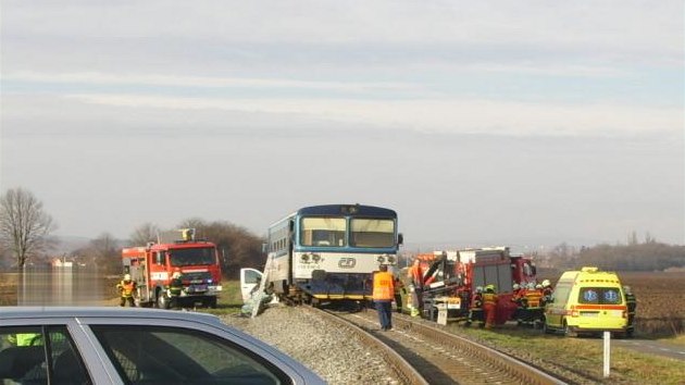 Po srce na pejezdu zstal tce zrann idi zaklnn ve vraku dodvky a museli ho vyprostit hasii. Vlak jednou npravou vykolejil.