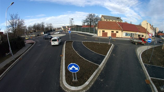 Na nově vybudované atypické kruhové křižovatce u prostějovského akvaparku mají řidiči problém, jen krátce po otevření sem tak město muselo dodat dopravní značení.