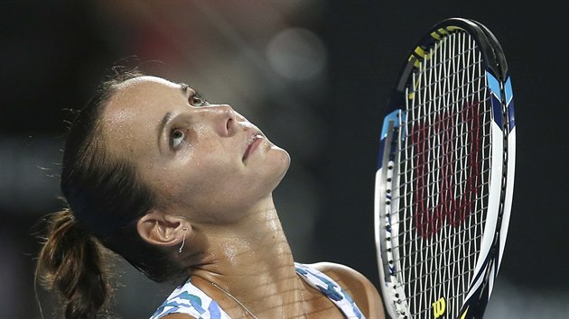 Jarmila Gajdoov je nespokojen se svm derem ve tvrtfinle turnaje v Sydney.