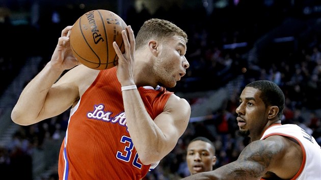 Blake Griffin (vlevo) z Los Angeles Clippers hled cestu pes LaMarcuse Aldridge z Portlandu.