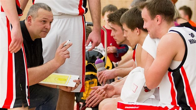 Lubomr Peterka rad basketbalistm Hradce Krlov bhem time-outu.