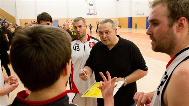 Lubomr Peterka rad basketbalistm Hradce Krlov bhem time-outu.