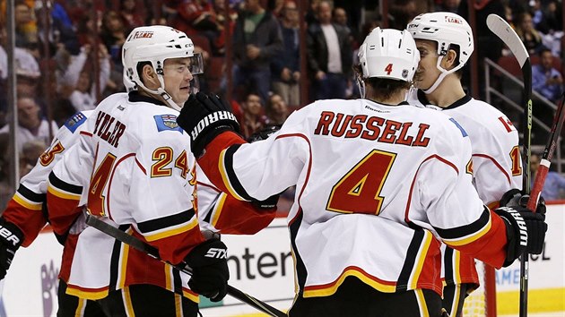 Johnny Gaudreau, Ji Hudler, Kris Russell a Mikael Backlund (zleva) slav gl Calgary proti Arizon.