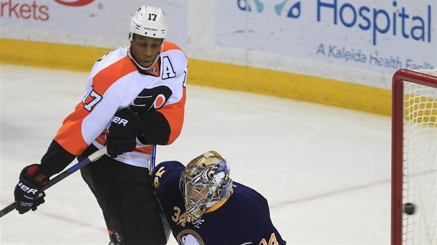 Michal Neuvirth z Buffala prv inkasuje, mon i proto, e na nj dotral Wayne Simmonds z Philadelphie.