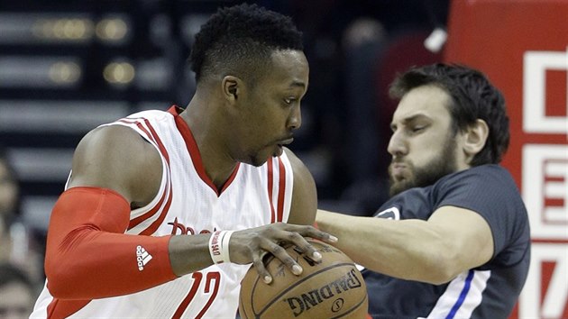 Dwight Howard (vlevo) z Houstonu nar do Andrewa Boguta z Golden State.