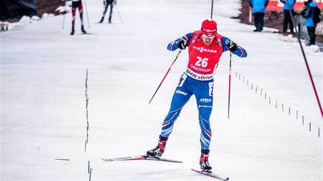 HURÁ DO CÍLE. Michal lesingr finiuje pi sprintu v Oberhofu.