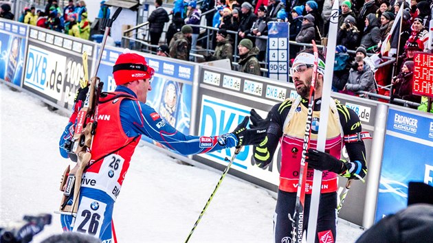 GRATULACE. Martin Fourcade (vpravo) pijm gratulaci k vtzstv ve sprintu od Michala lesingra.