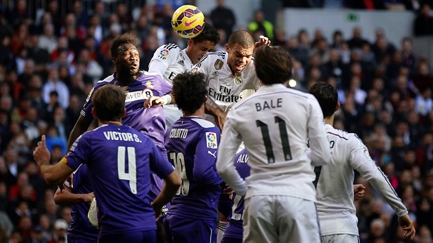 ZMATEK. Pepe z Realu Madrid (uprosted vpravo) bojuje o baln se Stuanim (uprosted vlevo) z Espaolu Barcelona.