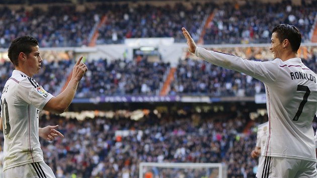 POJ MI. Cristiano Ronaldo z Realu Madrid (vpravo) gratuluje Jamesi Rodrguezovi k tref proti Espaolu Barcelona.