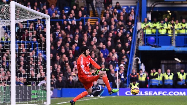 Gólman Chelsea Petr ech v akci bhem duelu s Newcastlem