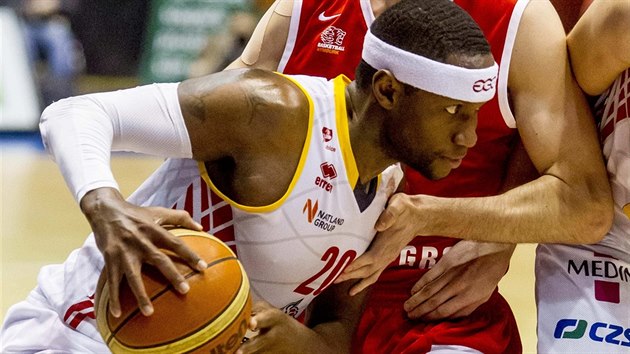 Pardubick basketbalista Levell Sanders (s mem) v duelu proti Nymburku