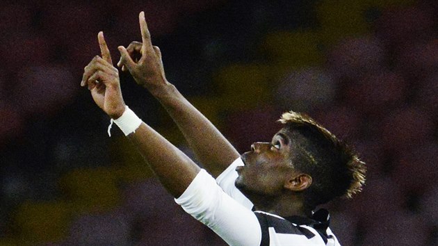 DÍKY K NEBESM. Paul Pogba z Juventusu Turín oslavuje trefu do sít Neapole.