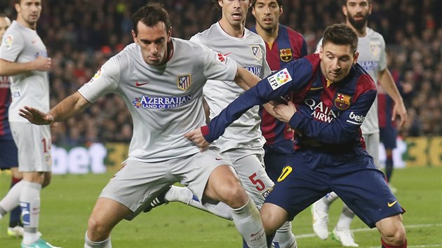 Lionel Messi z Barcelony (vpravo) bojuje o m s Diegem Godnem z Atltica Madrid.