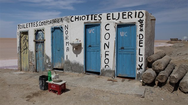 Záchodová oáza uprosted solného jezera Chott el Jerid. Voda pipravena. A...