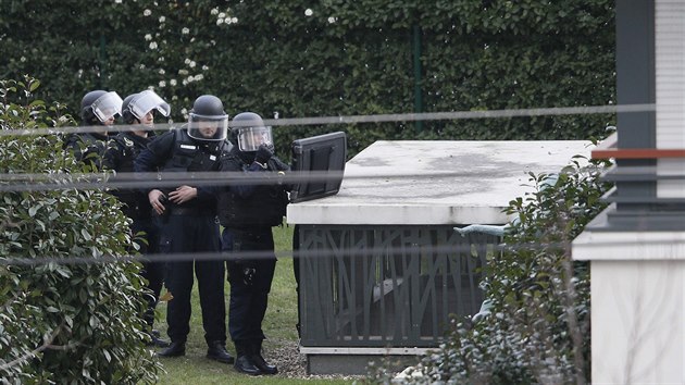 Francouzt policist zasahuj u poty, kde neznm tonk dr rukojm (Colombes, 16. ledna 2015).
