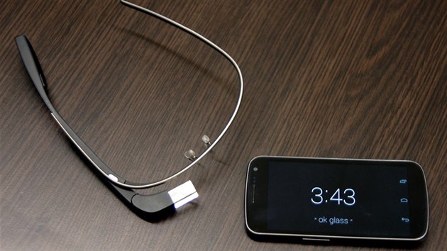 Brle Google Glass jsou v souasnosti doplkem ke smartphonu. Vyuvaj jeho 3G a GPS modul, aplikace v nm nainstalovan tak umouje sledovat dn z brl i na telefonu.