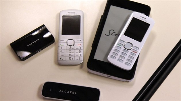 Zajmavost je druh malinkat telefon. Ten m Alcatel dokonce ve dvou provedench, obyejnjm plastovm a luxusnjm kovovm.